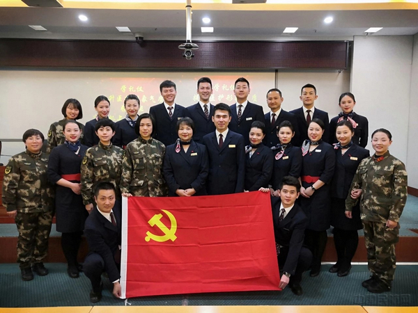 nEO_IMG_东航云南客舱部乘务员走进云南省武警总队医院交流 图：郭竞.jpg