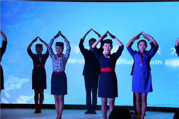 nEO_IMG_东航云南客舱部乘务员在旅游产品推荐会上展示风采 图：郭竞.jpg