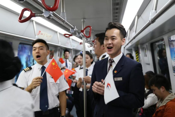 nEO_IMG_东航云南客舱部团委在地铁上歌唱祖国 图：郭竞.jpg
