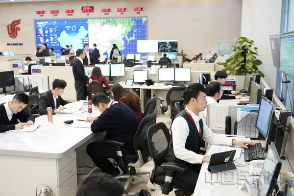 nEO_IMG_2.国航运行控制中心紧张有序。万全摄.jpg