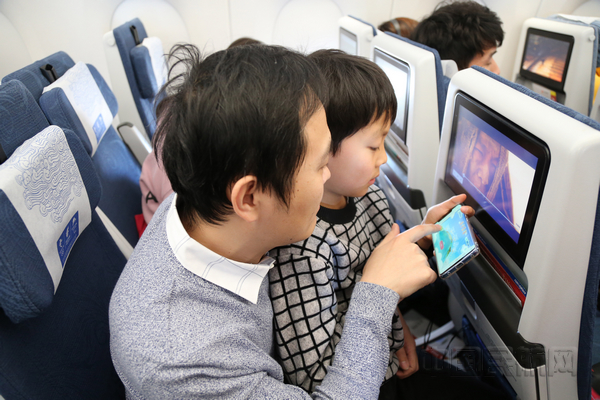 nEO_IMG_7.国航机上专属游戏让旅途充满欢乐。栾怡摄.jpg