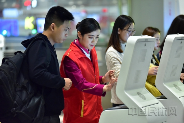 nEO_IMG_志愿者协助旅客使用自助值机设备 兰梓春摄 (1)