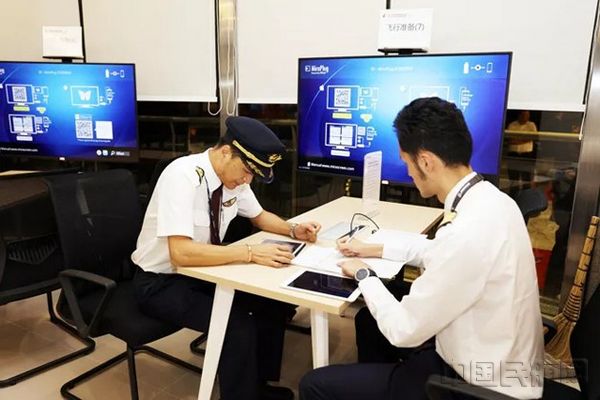 在签派现场,飞行员通过纸质资料沟通询问_图:杨茜.jpg 在签派现场,飞行员通过纸质资料沟通询问_图:杨茜.jpg