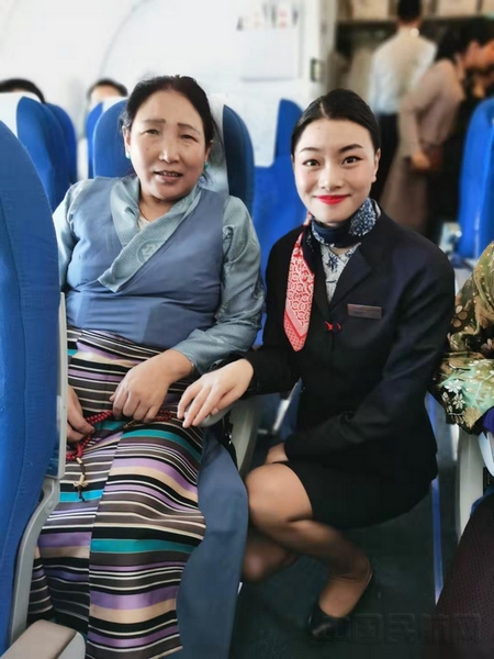 拉格卓玛服务藏族旅客1.jpg 拉格卓玛服务藏族旅客1.jpg