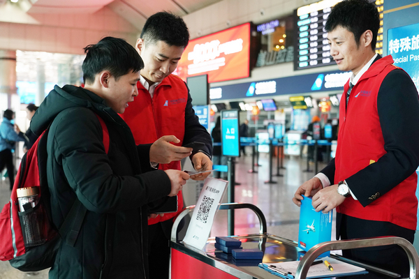 王有勉 摄影 南航组织“暖冬行动”志愿者在候机楼为旅客答疑释惑.jpg