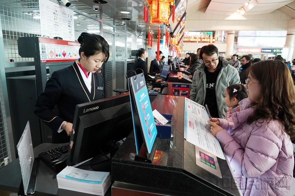 王有勉 摄影 南航地服人员为旅客办理值机手续.jpg 王有勉 摄影 南航地服人员为旅客办理值机手续.jpg