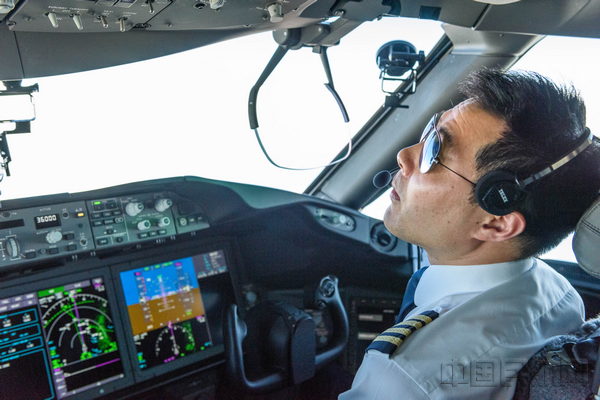越来越多的吉祥飞行员正在具备仪表系统着陆资质-吉祥航空供图.jpg