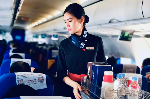 吴佳妮在航班上为旅客送饮料-林文乾摄.jpg