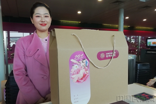 吉祥航空为把增额用在手提行李上的旅客准备了专用包装箱-钱擘摄_副本.jpg