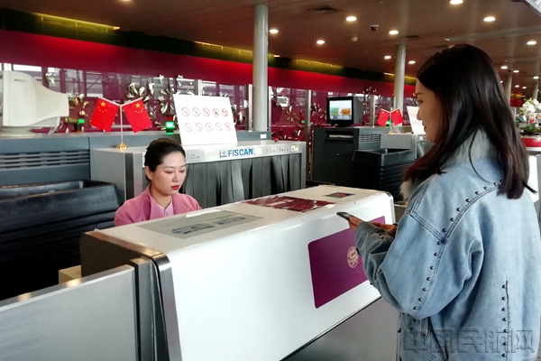 吉祥旅客凭预约行李增额成功的截图即可在指定柜台办理-钱擘摄_副本.jpg