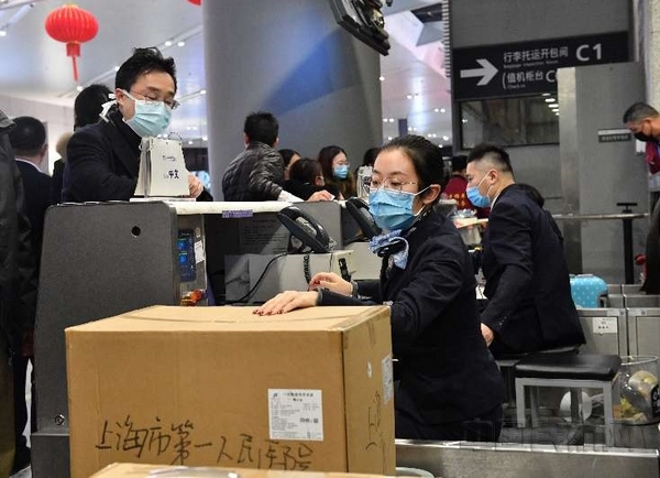 nEO_IMG_东航柜台为医疗队员办理值机和行李托运-东航供图