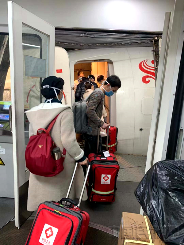 附图5：海南航空包机运送海南赴湖北省医疗救援队_副本.png