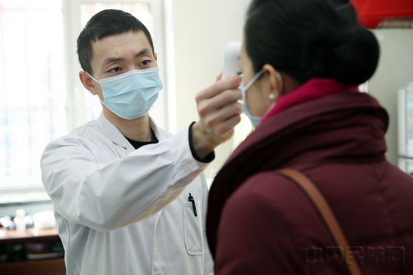 王有勉 摄影 图为邵重斌在为执飞航班的乘务员测量体温.jpg 王有勉 摄影 图为邵重斌在为执飞航班的乘务员测量体温.jpg