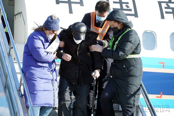 王有勉 摄影 飞行员、地服人员和家属一起搀扶行动不便的旅客下飞机.jpg 王有勉 摄影 飞行员、地服人员和家属一起搀扶行动不便的旅客下飞机.jpg