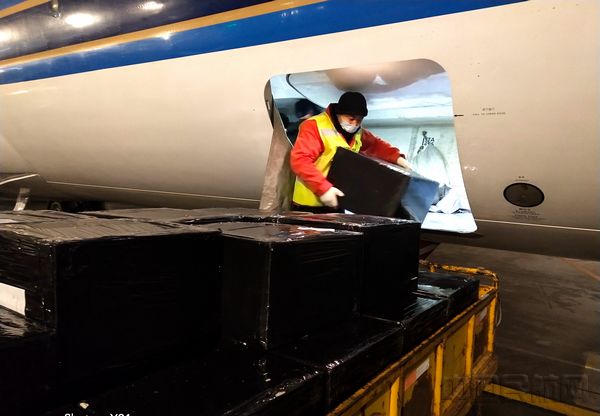 物资运抵乌鲁木齐后，南航新疆分公司优先保障转运。——张轶静摄.jpg