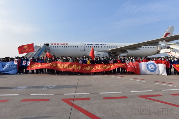 东航包机承运江苏医疗队从南京出发-东航供图.jpg 东航包机承运江苏医疗队从南京出发-东航供图.jpg