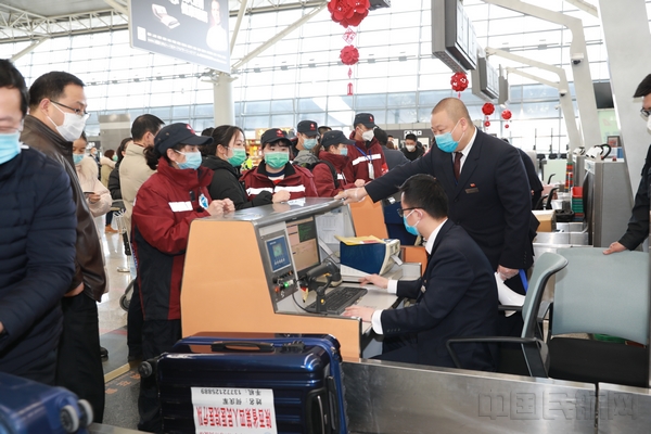 东航柜台为陕西省援鄂医疗队办理值机托运-东航供图.jpg 东航柜台为陕西省援鄂医疗队办理值机托运-东航供图.jpg