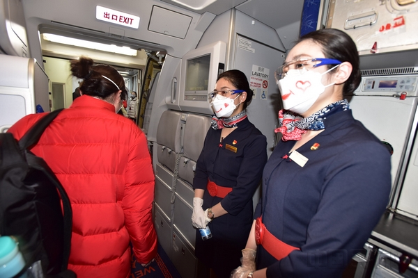 护目镜和口罩遮不住东航乘务员对逆行白衣天使的关心和问候-东航供图.jpg 护目镜和口罩遮不住东航乘务员对逆行白衣天使的关心和问候-东航供图.jpg