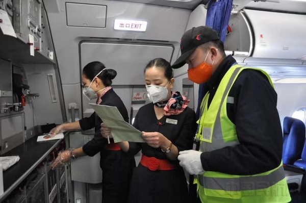 东航员工在保障航班的同时做好个人防护-东航供图.jpg