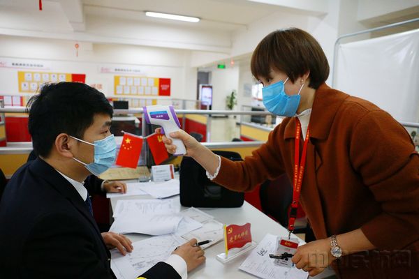 图:“党员先锋岗”航医刘芳君为飞行员检测体温.jpg 图:“党员先锋岗”航医刘芳君为飞行员检测体温.jpg