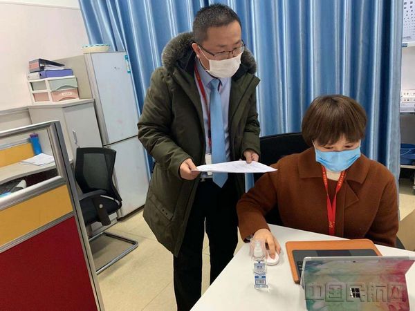 图:北部湾航空航医葛家标与值班航医核对数据.jpg 图:北部湾航空航医葛家标与值班航医核对数据.jpg