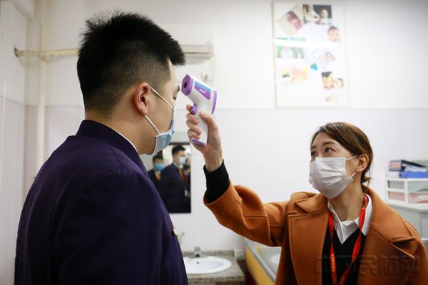 图:北部湾航空航医龙利燕为飞行机组检测体温.jpg 图:北部湾航空航医龙利燕为飞行机组检测体温.jpg