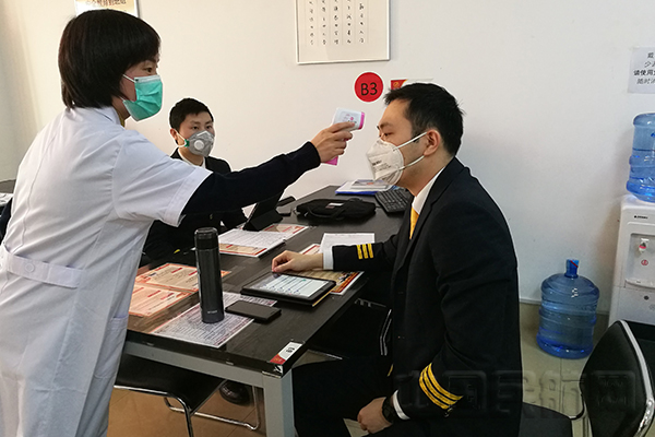 附图1：长安航空航医在为机组人员测量体温副本.jpg