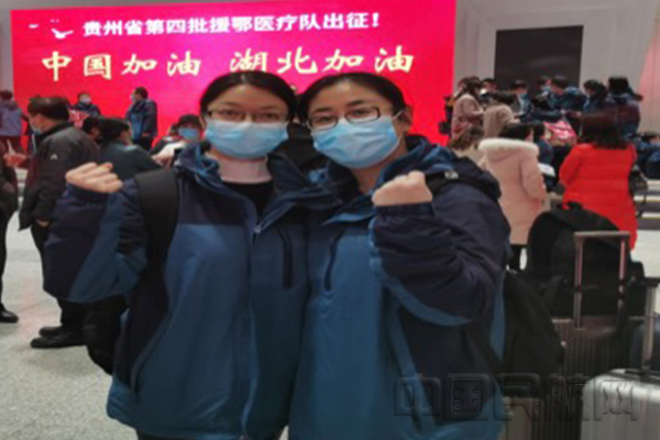 (图:六枝特区人民医院护士长何晓菊和她的队友:刘静摄) .jpg (图:六枝特区人民医院护士长何晓菊和她的队友:刘静摄) .jpg