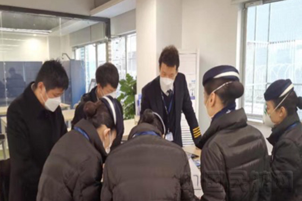 (图:丁毅与机组人员进行航前准备会议:肖智军摄).jpg (图:丁毅与机组人员进行航前准备会议:肖智军摄).jpg