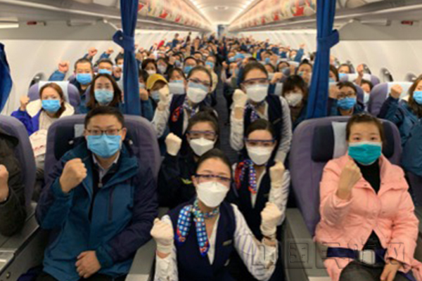 (图:到达武汉后:杨伦秋摄) .jpg (图:到达武汉后:杨伦秋摄) .jpg