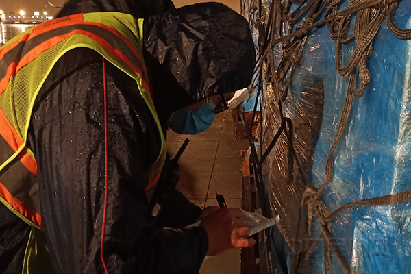 东航地服战疫:不到半小时 转运装卸23个集装