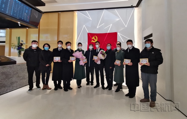 nEO_IMG_2月14日也是春秋执飞“东京-武汉”撤运包机机组结束医学观察的日子,春秋航空董事长王煜(左六)与企业高管团队专程赶往观察点迎接机组-春秋供图