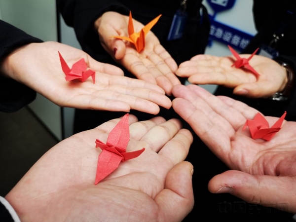 包机空乘们叠出千纸鹤祝福医疗队员平安-万智杰摄.jpg 包机空乘们叠出千纸鹤祝福医疗队员平安-万智杰摄.jpg