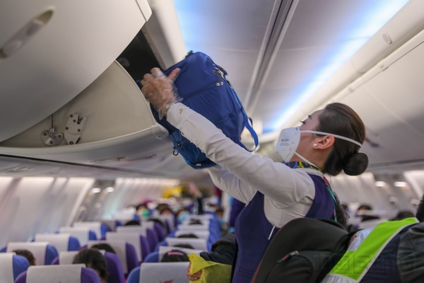 昆明航空乘务员悉心服务医务工作者  (2)_wps图片.jpg