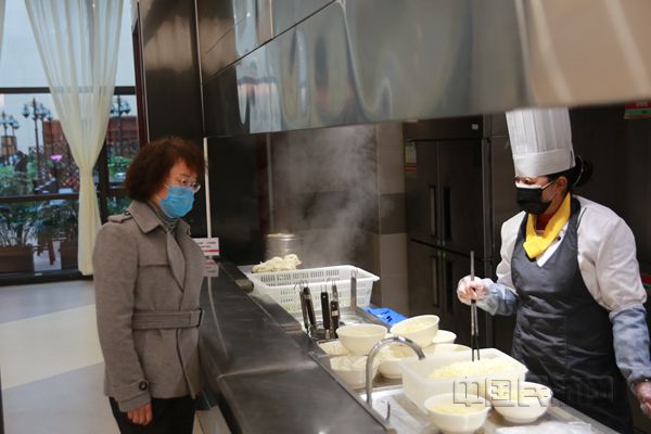 公司党委书记倪瑞静到员工食堂检查落实情况_副本.jpg 公司党委书记倪瑞静到员工食堂检查落实情况_副本.jpg