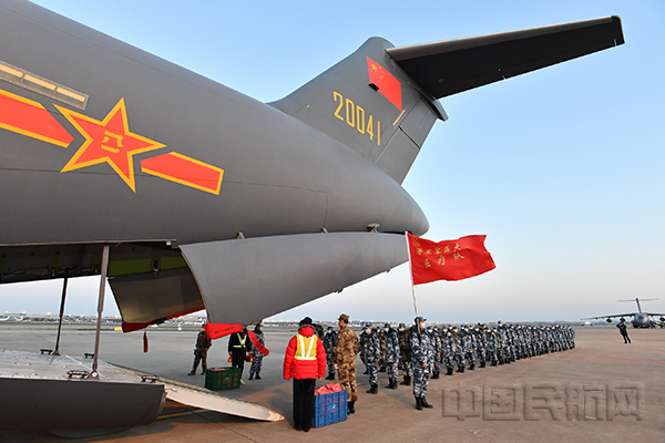 部队“白衣天使”登机出发-东航供图1.jpg