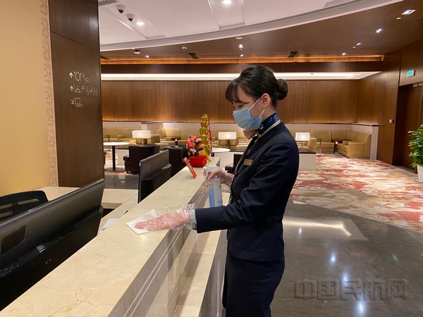 nEO_IMG_蔡瑾逸在东航浦东旗舰贵宾室做好消毒