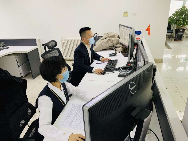 面临航班大批量调整,刘昶和同事连续奋战 蒋雅琴摄.jpg 面临航班大批量调整,刘昶和同事连续奋战 蒋雅琴摄.jpg