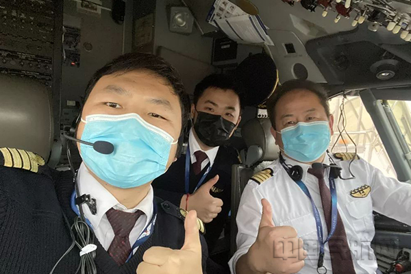 执行航班的东航武汉公司机组团队1.jpg