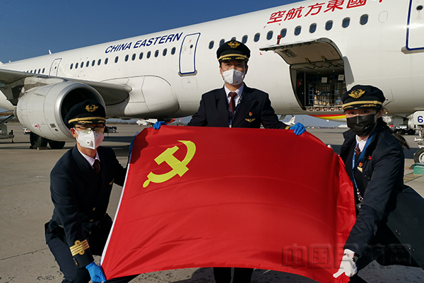 MU2000航班机组合影.jpg MU2000航班机组合影.jpg