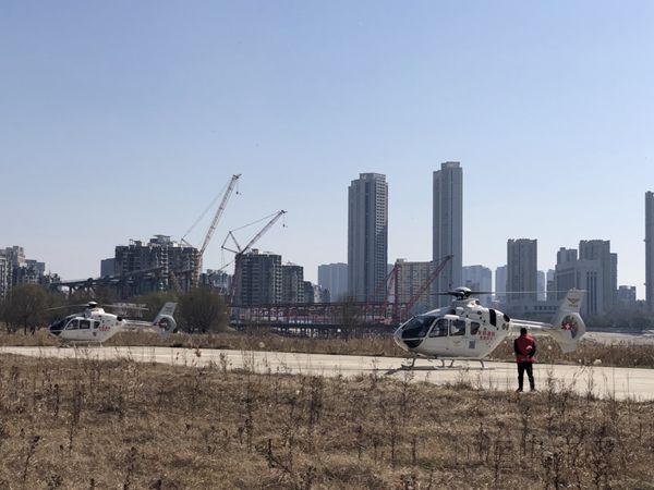 东部通航直升机平稳降落在武汉市硚口区汉江湾无人机基地_副本.jpg 东部通航直升机平稳降落在武汉市硚口区汉江湾无人机基地_副本.jpg