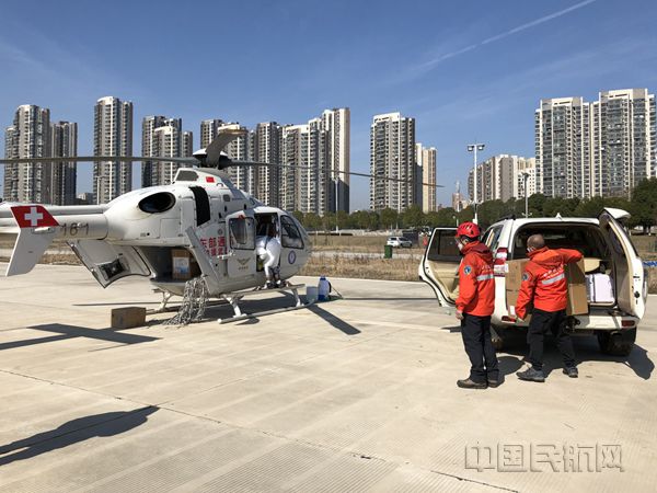 东部通航保障人员正在卸机 (2)_副本.jpg 东部通航保障人员正在卸机 (2)_副本.jpg