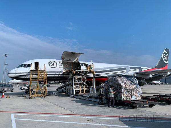 图2-顺丰航空在役最大机型B747-400ERF全面参与防疫物资运输任务。_副本.jpg