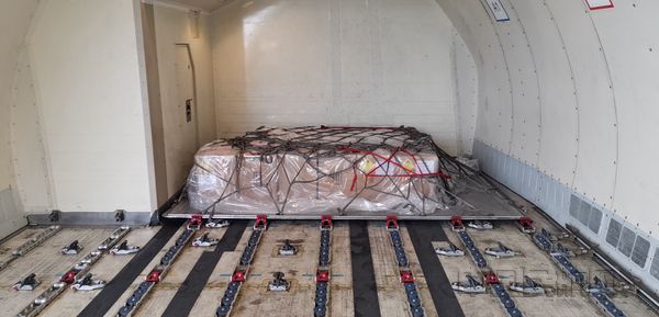 图3-2月7日，顺丰航空承运的一批消毒物资已完成装机，等待起飞。_副本.jpg