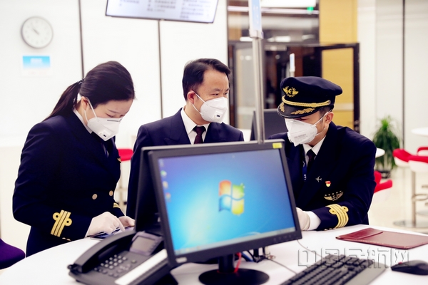 nEO_IMG_机组开展航前准备-吴双桐摄