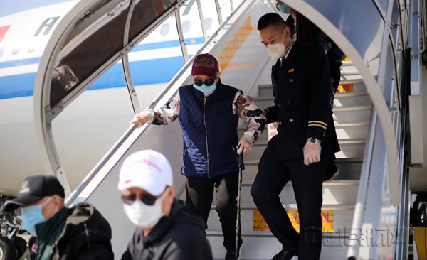 资料图片二疫情之下国航西南分公司保障航班旅客出行_副本.jpg 资料图片二疫情之下国航西南分公司保障航班旅客出行_副本.jpg