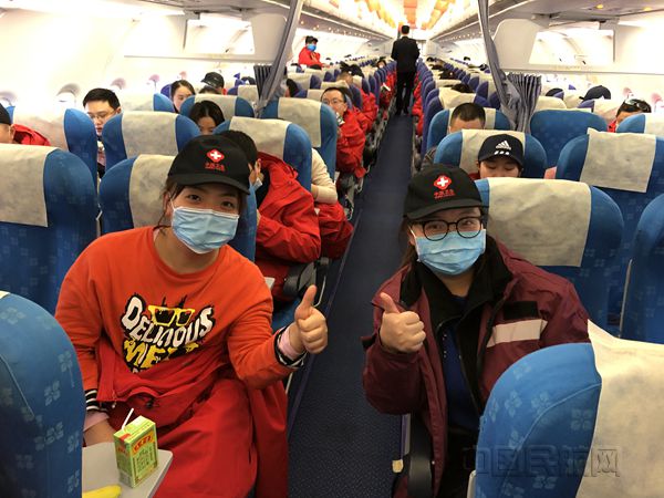 重庆航空今日再运送241名医疗人员赴鄂支援3_副本.jpg