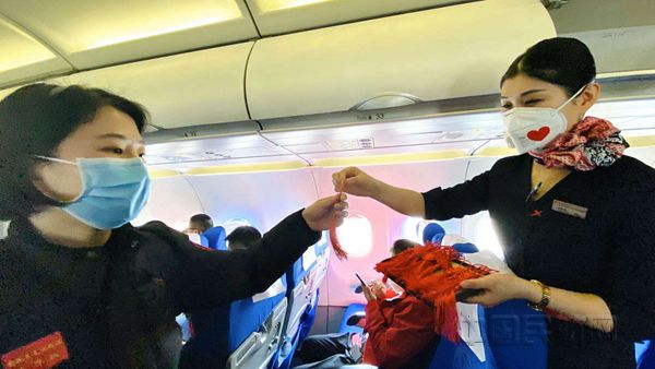 东航乘务员在“合肥-武汉”航班上为医疗队员送上中国结表达祝福-东航供图_副本.jpg
