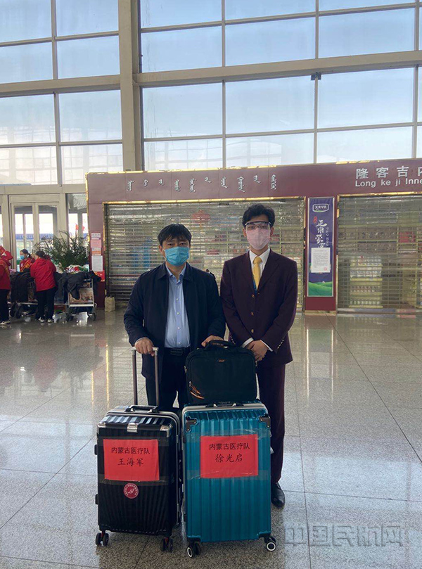 图二 天津航空工作人员紧急协助办理无人托业务.jpg