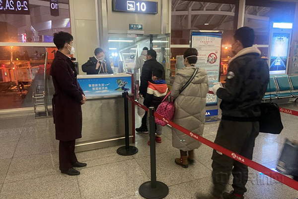 图三 疫情期间天津航空工作人员坚守岗位服务旅客.jpg